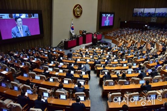 정진석 국민의힘 비상대책위원장이 29일 국회 본회의장에서 교섭단체대표연설을 하고 있다./윤동주 기자 doso7@