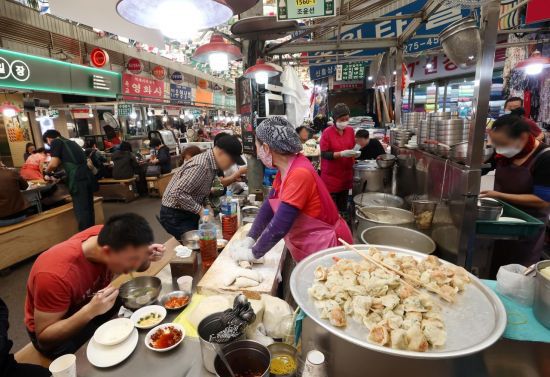 사진은 지난 4월28일 서울 종로구 광장시장의 모습으로, 기사의 특정 내용과 관련없음. [이미지출처=연합뉴스]