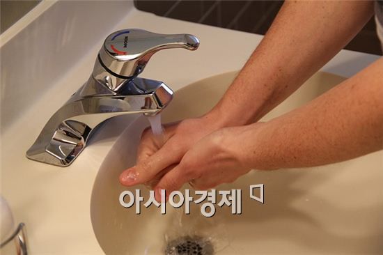 위생 문제는 물수건 관리, 비누 배치 등을 통해 물티슈 사용을 대체할 수 있다는 의견이 나온다.