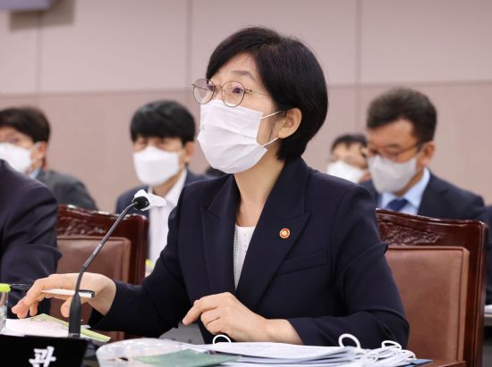 한화진 환경부 장관이 지난 4일 오전 세종시 정부세종청사에서 열린 국회 환경노동위원회의 환경부 등에 대한 국정감사에서 의원 질의에 답변하고 있다. [이미지출처=연합뉴스]