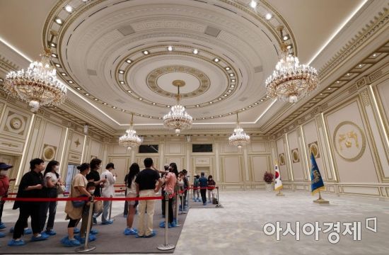 23일 서울 종로구 청와대를 찾은 시민들이 영빈관 내부를 둘러보고 있다. 문화재청은 청와대 개방 2주를 맞은 이날부터 경내 시설물 중 영빈관과 춘추관 내부를 추가 공개했다./김현민 기자 kimhyun81@