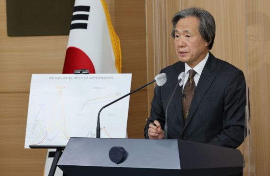 정기석 코로나19 특별대응단장 겸 국가감염병위기대응자문위원장이 17일 서울 종로구 정부서울청사 별관에서 국가 감염병 위기대응 자문위원회 회의결과에 대해 설명하고 있다. [이미지출처=연합뉴스]