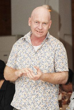 안 사장은 공연을 통해 함께한 무수한 아티스트 중에서 기억에 남는 인물로 호주 출신 연극연출가 故 로저 린드를 소개했다. 사진 = 연합뉴스