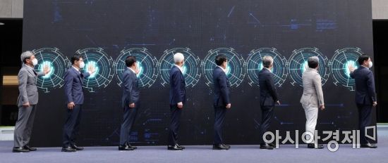 25일 경기 화성시 삼성전자 화성캠퍼스에서 열린 세계 최초 GAA 기반 3나노 양산 출하식에서 이창양 산업통상자원부 장관과 경계현 삼성전자 대표이사 등 임직원들이 세리머니를 하고 있다. 3나노 공정은 반도체 제조 공정 가운데 가장 앞선 기술이며, GAA 역시 세밀한 제어로 반도체의 효율을 높이는 차세대 핵심 기술로 알려졌다./화성=김현민 기자 kimhyun81@