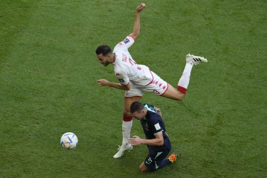 튀니지의 몬타사르 탈비가 호주의 미첼 듀크를 뛰어넘고 있다. (AP 사진/나타차 피사렌코) (AP 사진/나타차 피사렌코) [이미지출처=AP연합뉴스]