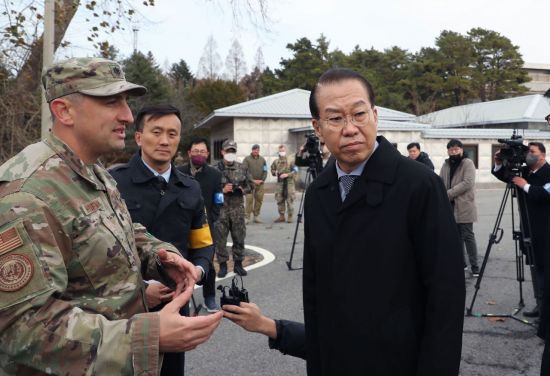 권영세 통일부 장관이 29일 오후 경기도 파주시 판문점을 방문, 유엔사 군정위 관계자로부터 설명을 들으며 북한 병사 오창성이 귀순한 경로를 둘러보고 있다. /사진공동취재단