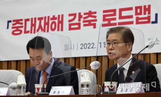이정식 고용노동부 장관이 28일 국회에서 열린 '중대재해법 감축 로드맵' 당정 협의회에 참석, 모두발언을 하고 있다./윤동주 기자 doso7@