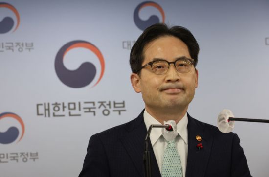 한기정 공정거래위원장이 2일 정부서울청사 브리핑실에서 '화물연대의 조사방해 행위'에 엄정 대응원칙을 발표하고 있다. [이미지출처=연합뉴스]