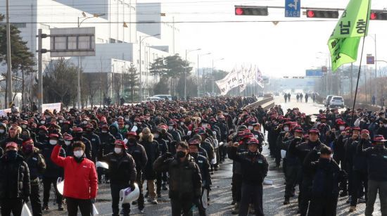 민주노총 세종충남본부·화물연대 관계자들이 6일 충남 당진시 현대제철 당진제철소 앞에서 총파업·총력투쟁 결의대회를 하고 있다. [이미지출처=연합뉴스]