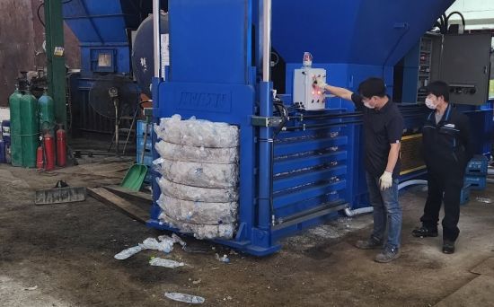 투명페트병 압축기로 투명페트병을 압축하는 모습