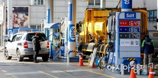 정부가 화물연대에 철강과 석유화학 분야로 업무개시명령을 발동한 8일 서울 한 주유소에서 고급휘발유 품절 안내문이 붙어 있다./강진형 기자aymsdream@