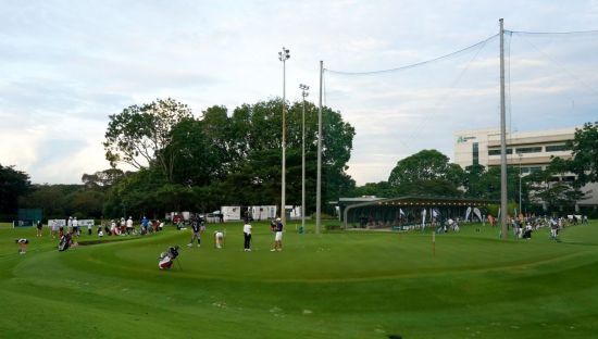 선수들이 하나금융그룹 싱가포르 여자오픈을 앞두고 퍼팅과 샷 연습을 하고 있다. 사진=하나금융그룹 제공