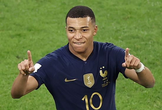 폴란드와 16강전 경기에서 프랑스 음바페가 팀의 세번째 골이자 자신의 멀티골을 기록한 후 기뻐하고 있다. 사진=연합뉴스