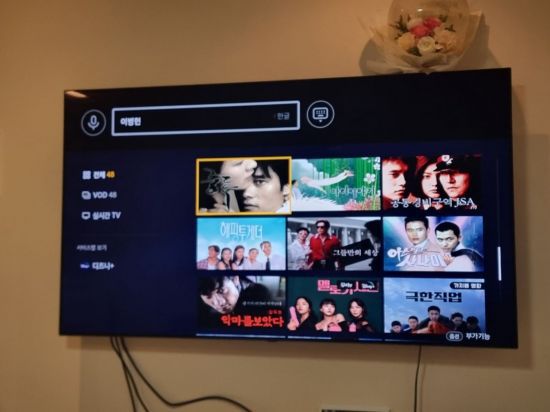 검색 화면에서도 콘텐츠별로 서비스 제공 플랫폼에 따라 'U+tv', '디즈니+' 등이 포스터 위에 표시된다.