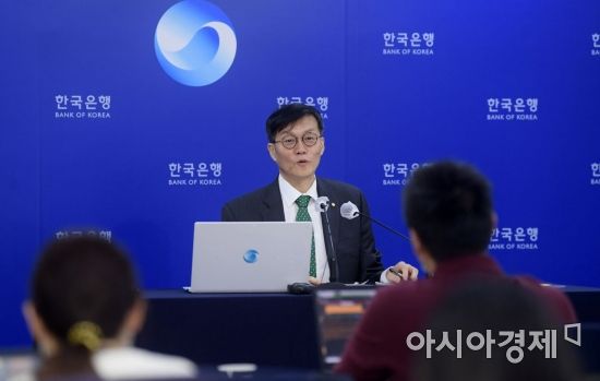 이창용 한국은행 총재가 20일 서울 중구 한국은행 기자실에서 '2022년 하반기 물가안정목표 운영상황'에 관해 설명하고 있다./ 사진공동취재단