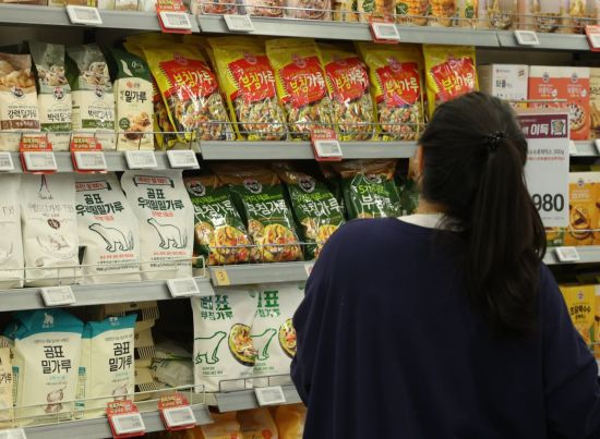 서울 시내 대형마트에 밀가루 판매대 모습 [이미지출처=연합뉴스]