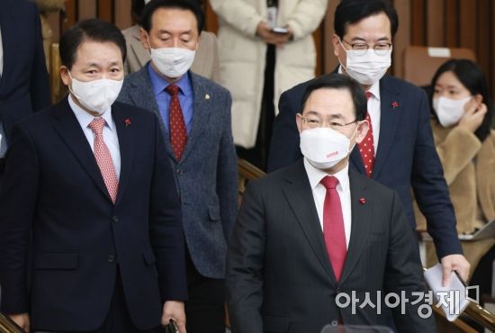 주호영 국민의힘 원내대표가 27일 국회에서 열린 원내대책회의에 참석하고 있다./윤동주 기자 doso7@