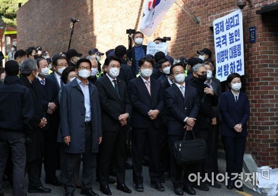 2020년 11월2일 서울 강남구 논현동 이명박 전 대통령 자택 앞에서 이은재 전 의원, 김문수 전 경기지사, 국민의힘 장제원 의원, 국민의힘 권성동 의원, 유인촌 전 문화체육관광부 장관 등 이 전 대통령의 측근들이 배웅하기 위해 대기하고 있다. /문호남 기자 munonam@