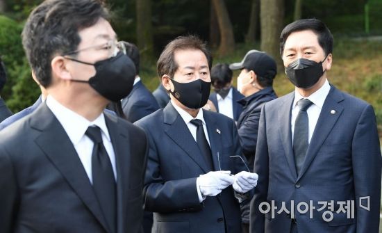 2020년 10월 26일 서울 동작구 서울현충원을 찾은 김기현 국민의힘 원내대표와 홍준표, 유승민 대선경선 후보가 박 전 대통령 묘소 참배후 이야기를 나누고 있다./국회사진기자단