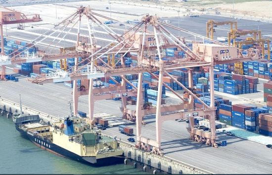 평택항 화물선적 모습