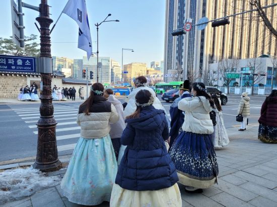 지난 4일 경복궁 인근을 방문한 외국인 관광객들. 한복 대여점에서 형형색색의 한복을 빌려 입고 관광하고 있다. /사진=공병선 기자 mydillon@