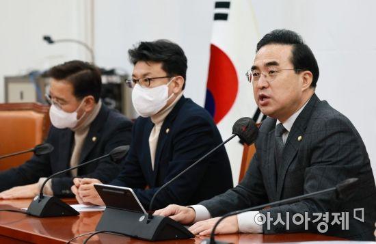 박홍근 더불어민주당 원내대표가 10일 국회에서 열린 원내대책회의에 참석, 모두발언을 하고 있다./윤동주 기자 doso7@