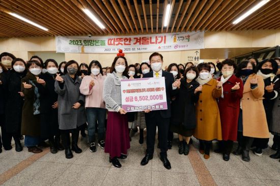 이필형 동대문구청장(사진 앞줄 오른쪽)이 차승환 동대문구 구립어린이집연합회장(사진 앞줄 왼쪽)을 비롯한 관계자들과 기념 촬영을 하고 있다.