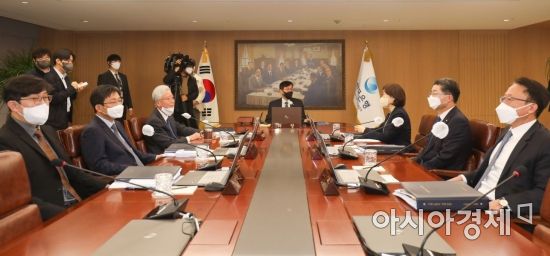 이창용 한국은행 총재가 13일 서울 중구 한국은행에서 열린 2023년 첫 금융통화위원회를 주재하고 있다. 사진=사진공동취재단
