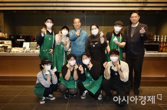 한덕수 국무총리가 18일 설 명절 대비 민생현장 방문을 위해 서울 동대문구 스타벅스 경동 1960점에서 손정현 스타벅스 코리아 사장을 비롯한 직원들과 기념촬영을 하고 있다. 사진=김현민 기자 kimhyun81@