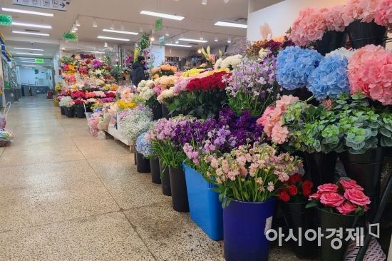 18일 오후 서울 서초구 양재동 화훼공판장의 한 꽃 도매상에 인적이 드문 모습./사진=송승윤 기자