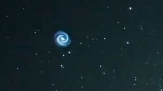 일본 국립천문대가 지난 18일 하와이 상공에서 촬영한 신비한 나선형 이미지. 팰컨9 발사체의 2단부가 추락하면서 발생한 것으로 알려졌다. 사진출처=일본 국립천문대 스바루망원경 운영팀 트위터.