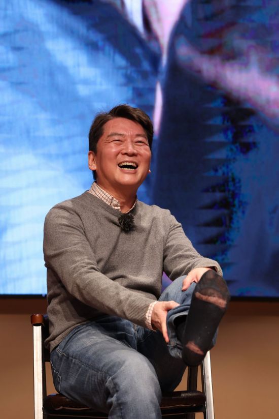 국민의힘 당권 주자인 안철수 의원이 29일 경기도 양주시 경기섬유종합지원센터에서 열린 수도권 청년들의 미래를 위한 토크 콘서트에서 지지자로부터 새 양말을 선물 받은 뒤 자신의 낡은 양말을 들어 보이고 있다. [이미지출처=연합뉴스]