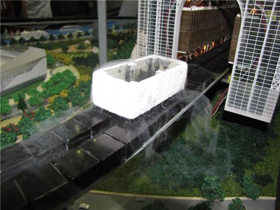 ▲공중에 떠서 달리는 초전도체