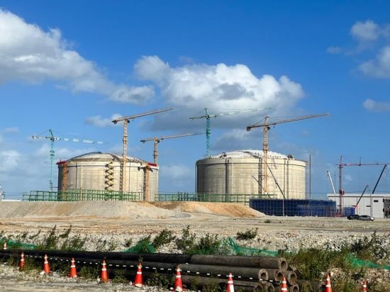 건설 중인 울산 LNG 터미널. 극저온 상태에서만 유지될 수 있는 LNG는 LNG선착장에서 대형 터미널로 옮겨져 저장된다. / 사진=연합뉴스