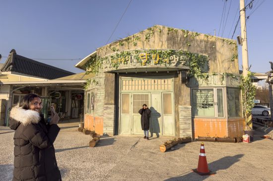 드라마 '갯마을 차차차' 촬영지 청하공진시장 내 오윤카페를 찾은 관광객