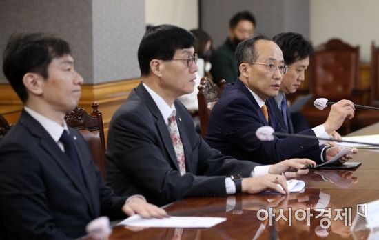 추경호 부총리 겸 기획재정부 장관이 2일 서울 중구 명동 은행회관에서 열린 비상거시경제금융회의를 주재하고 있다. 사진=김현민 기자 kimhyun81@