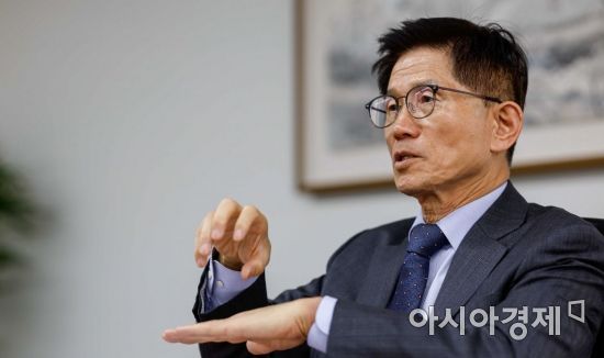 김문수 경제사회노동위원회 위원장이 30일 서울 종로구 경제사회노동위원회에서 인터뷰 하고 있다. 사진=강진형 기자aymsdream@