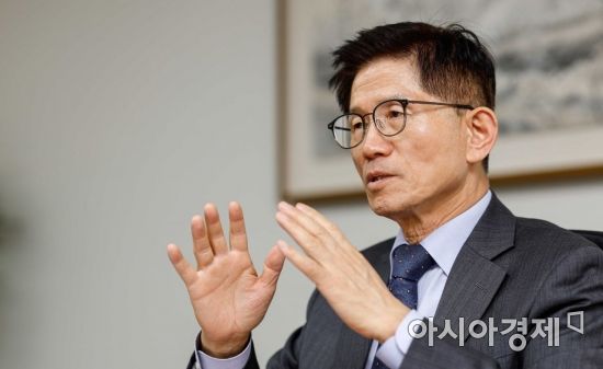 김문수 경제사회노동위원회 위원장이 30일 서울 종로구 경제사회노동위원회에서 인터뷰 하고 있다. 사진=강진형 기자aymsdream@