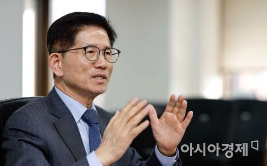 김문수 경제사회노동위원회 위원장이 30일 서울 종로구 경제사회노동위원회에서 인터뷰 하고 있다. 사진=강진형 기자aymsdream@