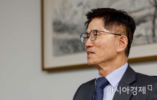 김문수 경제사회노동위원회 위원장이 30일 서울 종로구 경제사회노동위원회에서 인터뷰 하고 있다. 사진=강진형 기자aymsdream@