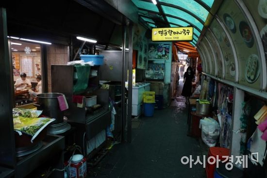 자영업자들의 시름이 깊어지고 있는 3일 서울 명동 한 음식점이 한산하다. /문호남 기자 munonam@