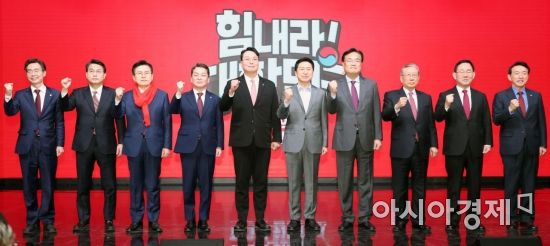 7일 서울 강서구 한 방송 스튜디오에서 열린 국민의힘 제3차 전당대회 후보자 비전 발표회에서 정진석 비대위원장, 주호영 원내대표 등 당 지도부와 당 대표 후보들이 기념촬영을 하고 있다. 왼쪽부터 조경태, 윤상현, 황교안, 안철수, 천하람, 김기현 당 대표 후보, 정진석 비상대책위원장, 유흥수 전당대회 선거관리위원장, 주호영 원내대표, 김석기 사무총장. 사진=국회사진기자단