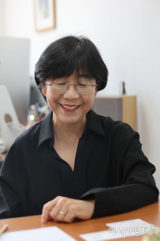 서울대 건축학과 박소현 교수가 서울 관악구 서울대학교 내 연구실에서 걷기와 서울에 대해 이야기하고 있다. 사진=허영한 기자 younghan@