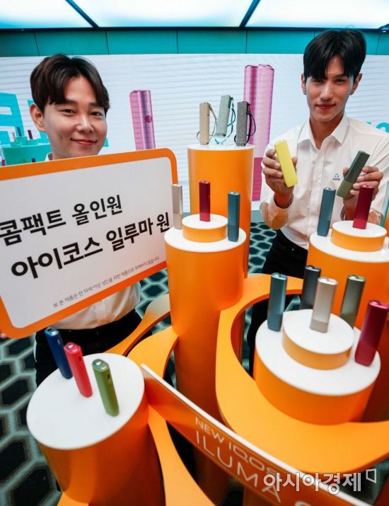 8일 서울 중구 플라자호텔에서 홍보 모델들이 차세대 궐련형 전자담배 기기 신제품 '아이코스 일루마 원'을 선보이고 있다. 사진=강진형 기자aymsdream@