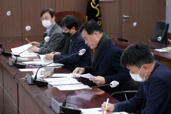 이승로 성북구청장(오른쪽 두번째)가 난방비 위기 극복을 위한 긴급회의에서 구 간부들이 지원 방안을 논의하고 있다.