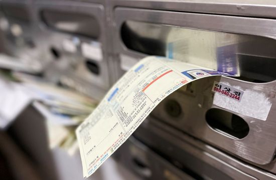 도봉구 주택가 우편함에 꽂힌 난방비고지서