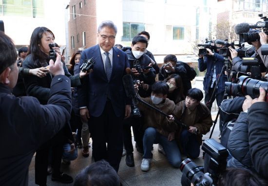 박진 외교부 장관이 지난달 28일 오후 서울 서초구 변호사회관에서 강제징용 피해자 유족들과 면담하기 위해 면담장소로 향하고 있다. [이미지출처=연합뉴스]