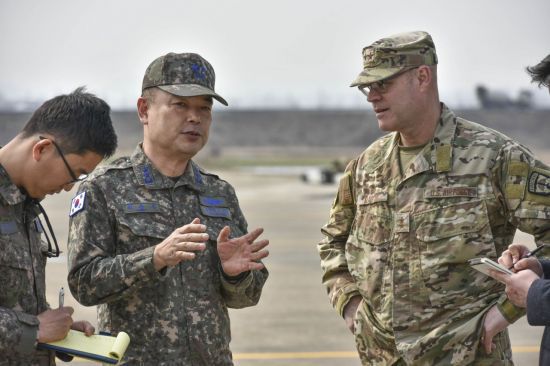 한미공군은 3월 7일(화) 경남 창녕군 소재 남지 비상활주로에서 전시 연합작전 지속수행능력 점검과 비상활주로 운용능력 강화하기 위한 ‘한미연합 비상활주로 이착륙 훈련’을 진행했다. 韓 공군 공중기동정찰사령부 최춘송(왼쪽 두 번째, 소장) 사령관과 주한 美 특수전사령부 마이클 마틴(오른쪽, 공군소장)이 연합작전 수행절차를 논의하고 있다. [사진제공=공군]