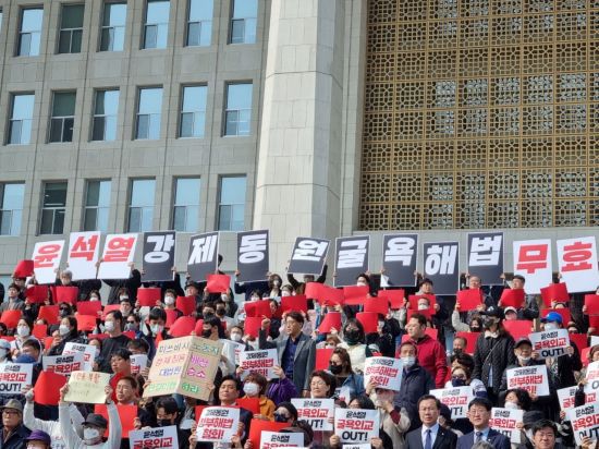 7일 오후 '긴급 시국선언' 참여자들이 윤석열 정부의 강제동원 피해자 정부해법 강행을 규탄하며  퍼포먼스를 진행하고 있다/사진=황서율 기자chestnut@