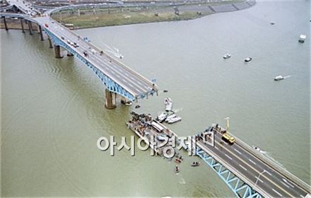 1994년 10월21일 교량 중간이 끊어진 성수대교. [사진=아시아경제DB]